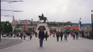 Budapeşte, Macaristan 'da canlı bir meydan, Matthias Kilisesi, Balıkçı Kalesi ve insanların bulutlu bir gökyüzünün altında gezindiği bir binicilik heykeli..