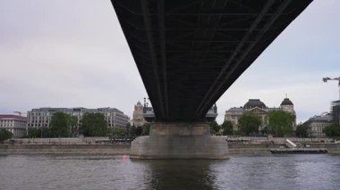 Macaristan 'ın Budapeşte kentindeki Tuna Nehri' ne uzanan Szechenyi Zinciri Köprüsü 'nün tarihi binaları, yeşillikleri ve nazik hareketleriyle manzarası.