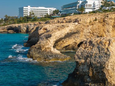 Altın uçurumlar Kıbrıs Rum Kesimi 'nin Ayia Napa kentindeki turkuaz Akdeniz sularını lüks oteller, yemyeşil alanlar ve benzersiz kaya oluşumlarıyla karşılıyor..