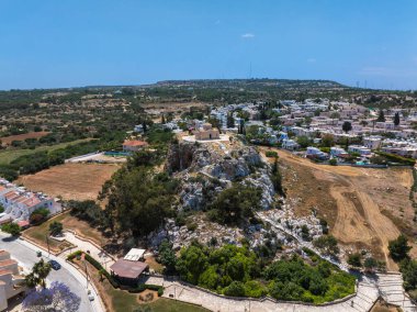Kıbrıs Rum Kesimi 'nin Ayia Napa kentindeki kayalık bir tepedeki St. Elias Kilisesi' nin hava manzarası, çevresi yeşillikler, beyazlatılmış binalar ve berrak bir gökyüzünün altındaki açık arazilerle çevrili..