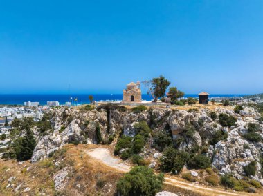 Profitis Ilias 'ın Aziz Elias Kilisesi Kıbrıs' ın Ayia Napa kentindeki kayalık bir tepenin üzerinde, etrafı ağaçlarla çevrili, kasaba ve mavi Akdeniz manzaralı bir tepede bulunur..