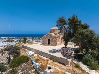Stone, Kıbrıs 'ın Ayia Napa kentindeki bir tepeye Ortodoks St. Elias kilisesi inşa etti. Asfaltlı avlusu, ağaçları, kalp şeklinde yapısı ve deniz ve kasaba manzarası vardı..