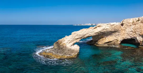 Aşk Köprüsü kayası Kıbrıs Rum Kesimi 'nin Ayia Napa kentindeki açık Akdeniz sularını, kıyı şeridi boyunca tatil beldeleri ve beyaz binalarla kaplıyor..