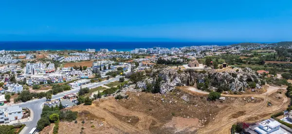 Kıbrıs Rum Kesimi 'nin Ayia Napa kentinin hava manzarasında kayalık bir tepedeki Aziz Elias Kilisesi, tatil beldeleri, yeşillikler ve mavi Akdeniz ile çevrili..
