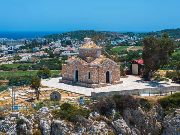Geleneksel taş St. Elias Kilisesi. Tepenin tepesinde, Ayia Napa kasabası, yeşillik ve Akdeniz manzaralı fayanslı ve kemerli pencereleri var..