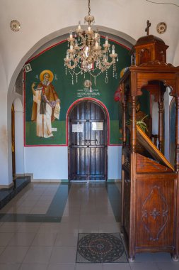 St. Elias Kilisesi 'nin iç kısmında ahşap bir minber, kemerli kapı, Yunan yazıtlı dini duvar resmi, kristal avize ve mozaik desenli döşeme var..