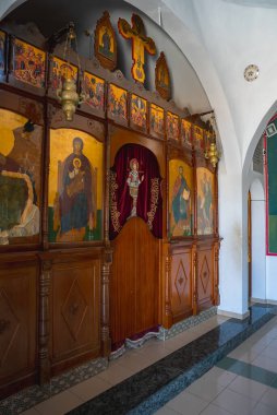 St. Elias Kilisesi 'nin iç kısımlarında dini simgeler, altın aksanlar, kırmızı işlemeli perde, pirinç lambalar ve kemerli mimariyle ahşap bir ikonostaz yer almaktadır..