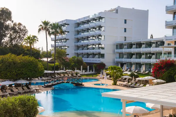 Kıbrıs 'ta büyük bir havuzu, şezlongları, şemsiyeleri, ahşap bir köprüsü, yemyeşil bir bahçesi, palmiye ağaçları ve canlı çiçekli çalıları olan modern bir tatil köyü..