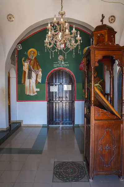 St. Elias Kilisesi 'nin iç kısmında ahşap bir minber, kemerli kapı, Yunan yazıtlı dini duvar resmi, kristal avize ve mozaik desenli döşeme var..