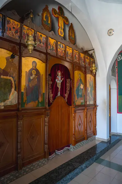 St. Elias Kilisesi 'nin iç kısımlarında dini simgeler, altın aksanlar, kırmızı işlemeli perde, pirinç lambalar ve kemerli mimariyle ahşap bir ikonostaz yer almaktadır..