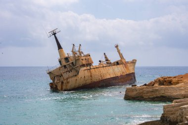Edro III 'ün gemi enkazı Kıbrıs yakınlarındaki berrak Akdeniz sularında, engebeli kayalarla çevrili ve parçalı bulutlu bir gökyüzünün altında dinleniyor..