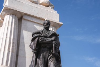 Tisza Istvan Anıtı. Elinde parşömen tutan bronz bir adam heykeli, Macaristan 'ın Budapeşte kentinde flütlü sütunları olan beyaz bir taş kaide üzerinde duruyor..