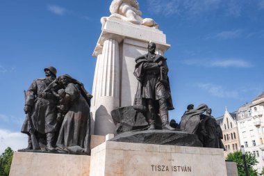 Macaristan 'ın Budapeşte kentindeki Tisza Istvan Anıtı' nda, açık gökyüzü altında heykeller ve tarihi binalarla çevrili Kont Istvan Tisza 'nın merkezi bir heykeli yer alıyor..