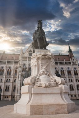 Budapeşte, Kossuth Meydanı 'ndaki Gyula Andrassy' nin atlı heykeli Gotik Diriliş Macar Parlamentosu 'na ve dramatik bulutlu gökyüzüne karşı yapıldı..