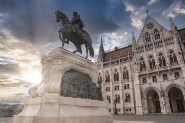 Kossuth Meydanı, Budapeşte 'deki Ferenc Rakoczi II' nin binicilik heykeli, dramatik bir gökyüzü altında Gotik Macar Uyanış Parlamentosu Binası bulunuyor..