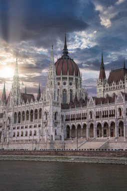 Macaristan 'ın Budapeşte kentindeki Macar Parlamento Binası' nda Tuna Nehri manzaralı Neo Gotik mimari, merkezi bir kubbe ve kuleler yer alıyor..