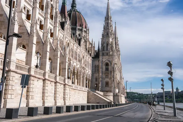 Neo Gotik Macar Parlamento Binası, nehir kenarındaki yol boyunca modern aydınlatma armatürleri ve heykelleriyle Tuna Nehri kıyısında duruyor..
