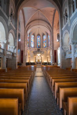Büyük Katedral yüksek kubbeli tavanlar, süslü kemerler, merkezi bir koridor, ahşap sıralar, canlı bir sunak, vitray pencereler ve büyük bir avize içerir..