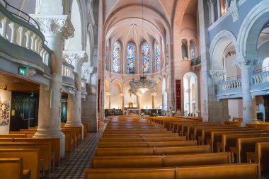 Fransa 'nın Cannes kentindeki Büyük Katedral' de yüksek kubbeli tavanlar, karmaşık sütunlar, canlı vitray pencereler, ahşap sıralar ve merkezi bir avize bulunur..