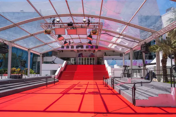 Fransa 'nın Cannes kentindeki Palais des Festivals' teki ikonik kırmızı halı ve merdivenler şeffaf bir tepe örtüsü, aydınlatma platformları ve modern mimari ile görülebilir..