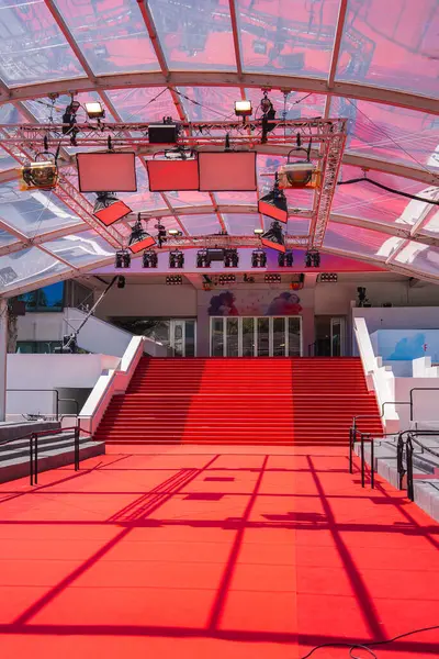 Fransa 'nın Cannes kentindeki Palais des Festivals' teki ikonik kırmızı halı ve merdiven, şeffaf bir tepe örtüsü, aydınlatma kuleleri ve modern mimarisi ile.
