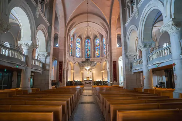Fransa 'nın Cannes kentindeki Büyük Katedral' de kubbeli tavanlar, canlı vitray pencereler, ahşap sıralar, süslü sunak süslemeleri ve ayrıntılı sütunlar yer almaktadır..