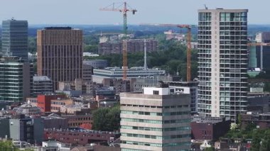 Hollanda, Eindhoven 'ın havadan görünüşü, St. Catherine Kilisesi, Vesteda Kulesi, kentsel mimari, yeşillik ve uzak düzlükler.