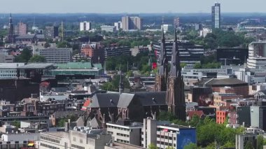 Eindhoven, Hollanda 'nın havadan görüşü, St. Catherine Kilisesi, Blob binası, modern yüksek binalar, geleneksel mimari ve yeşillik.