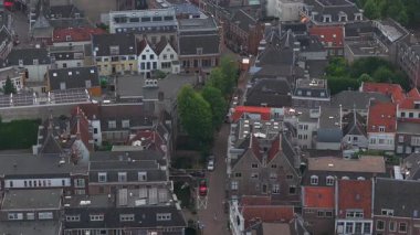 Utrecht, Hollanda 'nın havadan görünüşü, Dom Tower, tarihi kiliseler, geleneksel Hollanda mimarisi ve şehir yeşilliği karışımı..