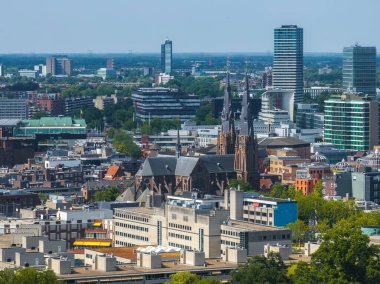 Eindhoven, Hollanda 'nın ikiz kuleleri, modern yüksek binaları, tarihi binaları ve dağınık yeşillikleri olan St. Catherine Kilisesi' nin hava manzarası..
