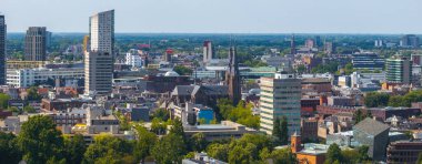 Eindhoven, Hollanda 'nın havadan görüşü, St. Catherine Kilisesi' nin altını çizmek, modern yüksek binalar, tarihi binalar, yeşillik ve düz bir ufuk..