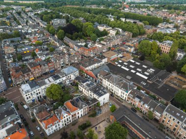 Hollanda 'nın Utrecht kentinin hava manzarasında kırmızı kiremitli çatılar, beyaz cepheler, ağaç sıralı caddeler, tarihi ve modern mimari ve yeşil alanlar yer alıyor..