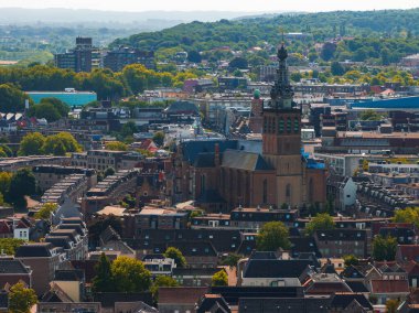 Nijmegen, Hollanda 'nın havadan görünüşü, St. Stevenskerk' in kulesi, tarihi ve modern binalar, yemyeşil ve uzak kayan tepeler.