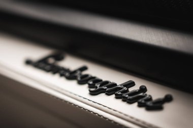 Lamborghini logosunun beyaz bir yüzey üzerindeki parlak siyahla yakın görüntüsü görünür dikişli, lüks işçiliği ve dokusu sergiliyor..