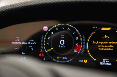 Porsche 911 GT3 dijital gösterge panelini kapatın 0 km veya h hız, motor gücü uyarısı, 50 km veya h limit, 24degC sıcaklık ve 14 45 zaman.