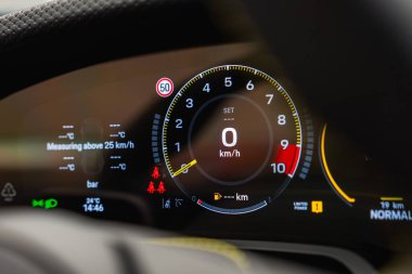 Porsche 911 GT3 'ün takometresi, hız limiti göstergesi ve düşük yakıt uyarısı gösteren dijital gösterge panelini kapatın..