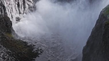 İzlanda 'daki Dettifoss şelalesinin havadan görünüşü. Güçlü suların kayalık bir kanyona düşüşü. Su engebeli bazalt kayalıklarından geçerken sis yükselir..