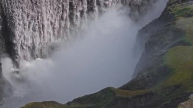 İzlanda 'daki Dettifoss şelalesi, engebeli kayalık arazi ve sürekli su hareketleriyle çevrili engin bir kanyona muazzam bir güçle dalıyor..