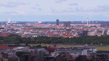 Kopenhag, Danimarka 'nın hava manzarası, Christiansborg Sarayı, Kurtarıcımız Kilisesi, kırmızı çatılı binalar, parklar ve hareket halindeki modern yapılar.