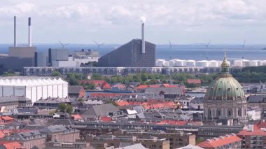 Kopenhag, Danimarka 'daki hava temizliği Frederik' in Kilisesi, Opera Binası, Kopenhag Enerji Santrali, Öresund Boğazı, rüzgar türbinleri, kırmızı çatılar ve yemyeşil alanları gösteriyor..