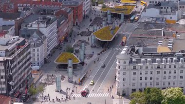 Kopenhag, Danimarka 'nın hava manzarası, kırmızı çatılı Norreport metro istasyonu, Kopenhill Fabrikası, rüzgar türbinleri ve şehir sokak aktiviteleri.