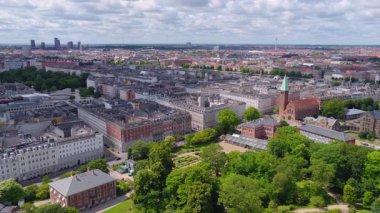 Kopenhag, Danimarka 'da hava temizliği tarihi ve modern mimari, yeşil parklar, Öresund Köprüsü ve arka planda rüzgar türbinleri sergileniyor..