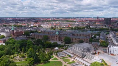Kopenhag, Danimarka üzerinde hava temizliği, Botanik Bahçesi, Rosenborg Kalesi, Öresund Köprüsü, rüzgar türbinleri ve şehir mimarisi sergileniyor..