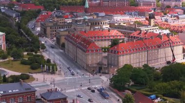 Kopenhag, Danimarka 'daki Statens Müzesi' nin kırmızı tuğlalı cephesi, yeşil çatısı, yakındaki parkları ve kentsel mimarisi ile hava manzarası.