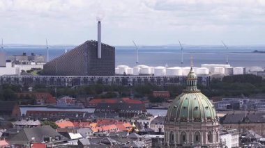 Kopenhag, Danimarka 'nın hava manzarası, Opera Binası, Kopenhill Elektrik Santrali, renkli çatılar, rüzgar türbinleri, su yolları ve arka planda Öresund Boğazı yer alıyor..