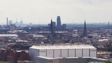 Kopenhag, Danimarka 'nın hava manzarası, Kopenhag, Öresund Köprüsü, rüzgar türbinleri, botlu kanallar ve rıhtım boyunca yayalar.