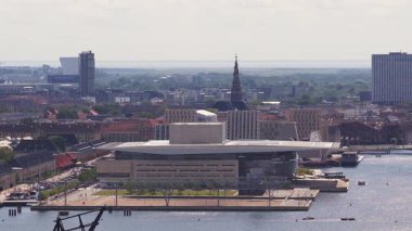 Danimarka 'nın Kopenhag şehrinin havadan görünüşü, Opera Binası, rıhtım, hareket eden tekneler ve modern ve tarihi mimarinin bir karışımı..