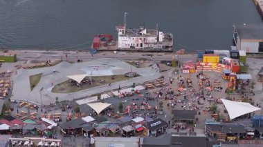 Limanda bulunan Kopenhag rıhtımının hareketli görüntüsü, nakliye konteynırlarının yeniden tasarlanması, insanların yürüyüp bisiklet sürmesi....