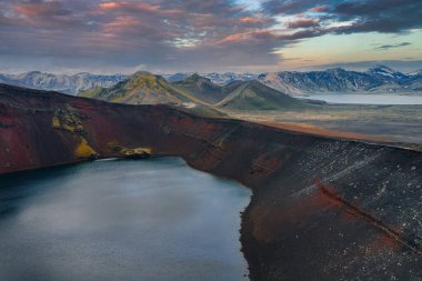 İzlanda 'da volkanik bir krater gölü. Etrafı çok renkli arazilerle çevrili. Karla kaplı dağlar, yuvarlanan tepeler ve gün batımında dingin bir göl..