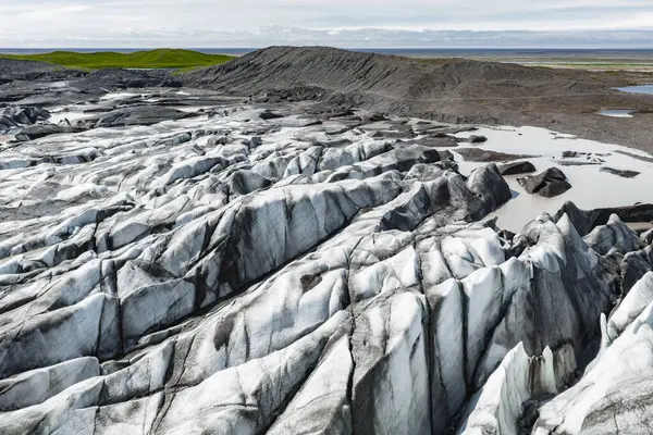 İzlanda 'da volkanik küllerle kaplı, çayırlarla, kayalık arazilerle ve okyanus ufkuna yakın küçük su birikintileriyle çevrili buzlu sırtları olan bir buzul..